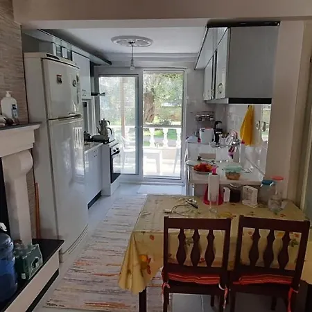 Havuzlu Sitede Bahceli Yazlik Vila